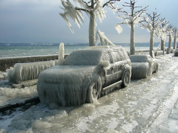 Фоторепортаж, сделанный после шторма на Женевском озере в городке Версуа 